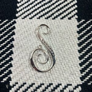 Elegant Silver Swirl Pendant